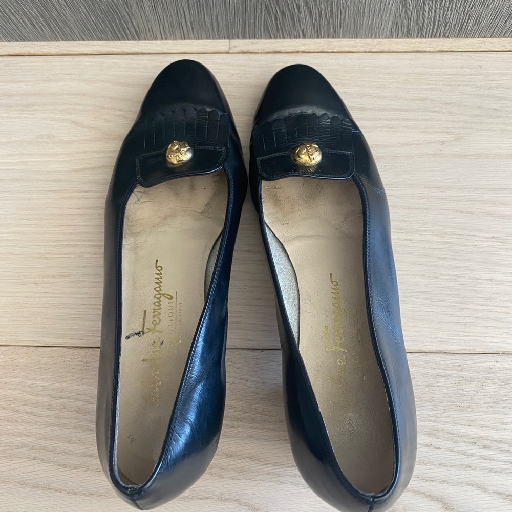 Vintage Ferragamo Black Leather pumps
